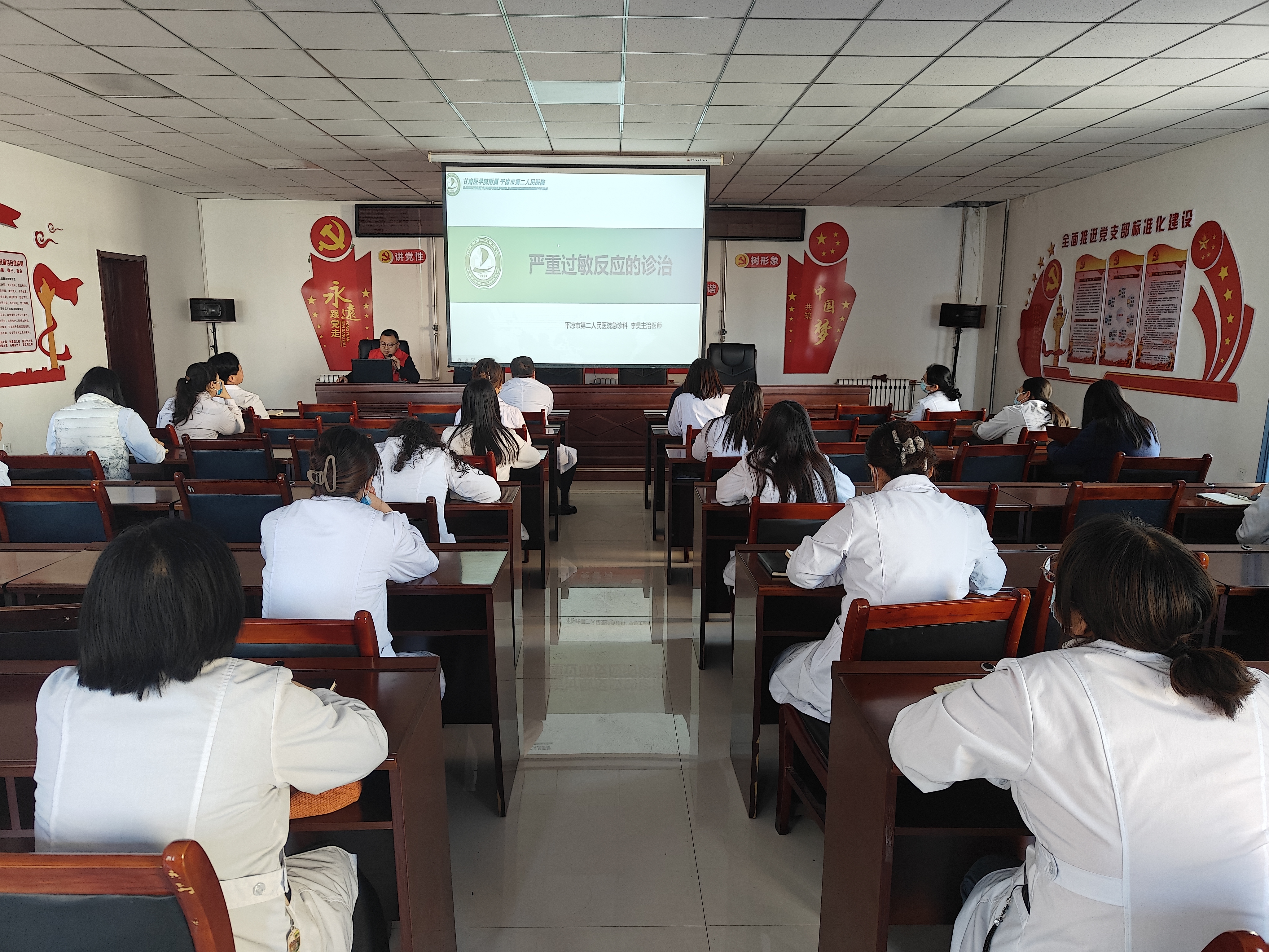 图1为开展急诊急救知识专题培训(崆峒区融媒体中心供图).jpg