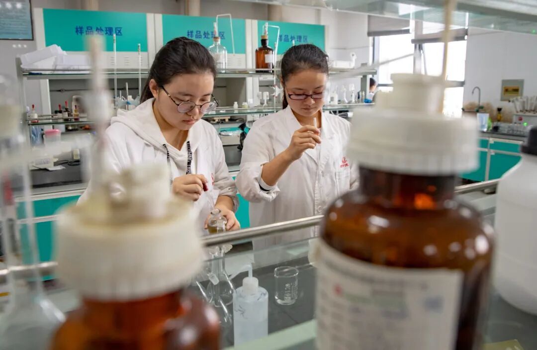 实验室技术攻关成为驱动产业创新的核心引擎。记者赵春亮摄