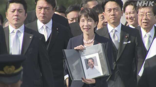 高市早苗参拜伊势神宫,手持安倍遗照同行