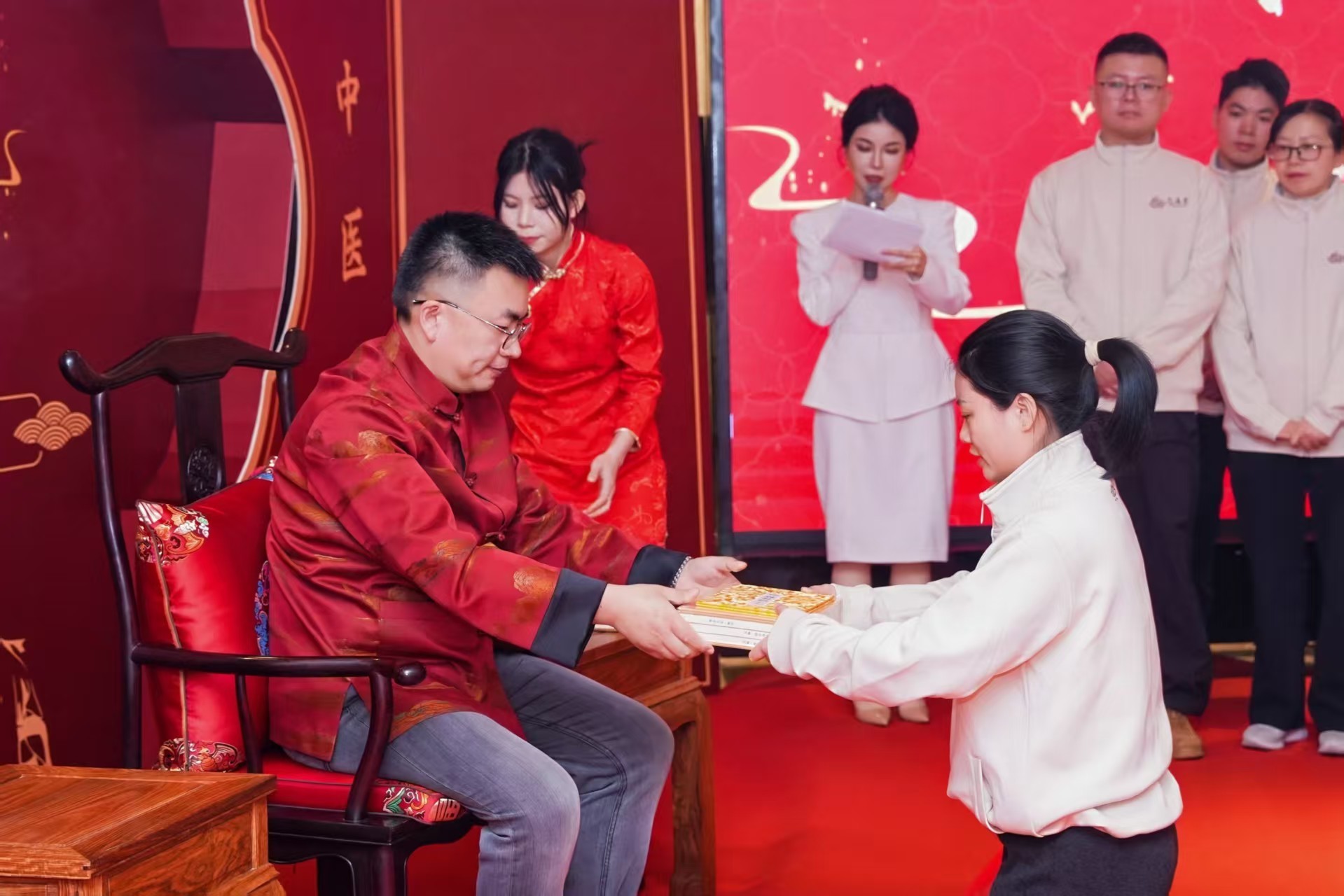 金针传道 明德承新——2026年乙真堂项金明医生收徒仪式圆满举行