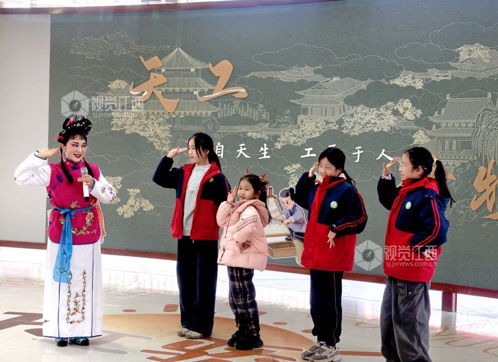 2025年12月31日，江西省分宜县文化馆组织非物质文化遗产项目传承人走进分宜县第二中心小学开展“非遗进校园 文共传承”活动，让学生们“零距离”体验采茶戏、竹编、剪纸、药香等非遗技艺，感受优秀传统文化的独特魅力。