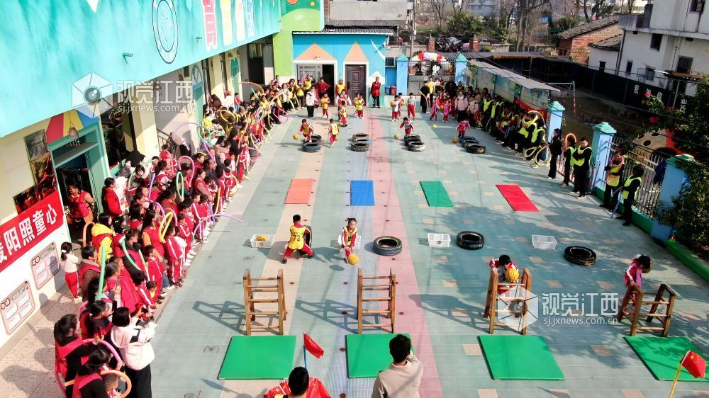 2026年1月4日，江西遂川县珠田镇育苗幼儿园里热闹非凡，一场亲子互动趣味运动会欢乐开启。萌娃们抱着篮球闯关卡：推轮胎、过木梯、翻垫子，动作利落又可爱；家长们手持彩圈助威，现场笑声与掌声交织。