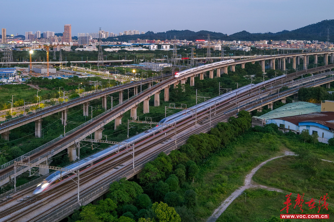 （高铁正在运行。 国铁广州局供图）