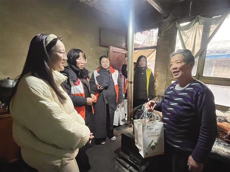 刘晓梅（左一）和网格员入户慰问