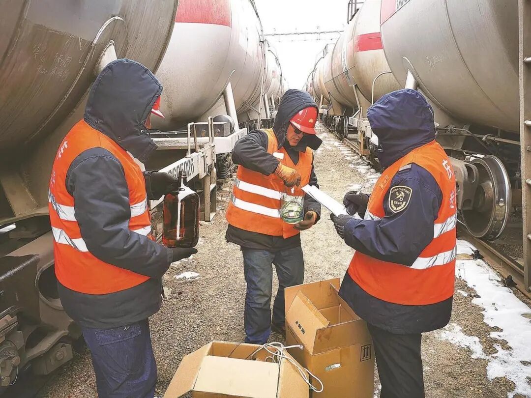 大庆海关工作人员检测取样。