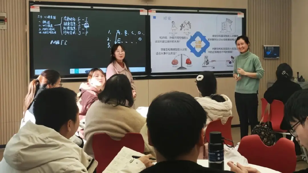 ▲重庆移通学院“通识六艺”微专业课堂上，师生们在讨论。学校供图
