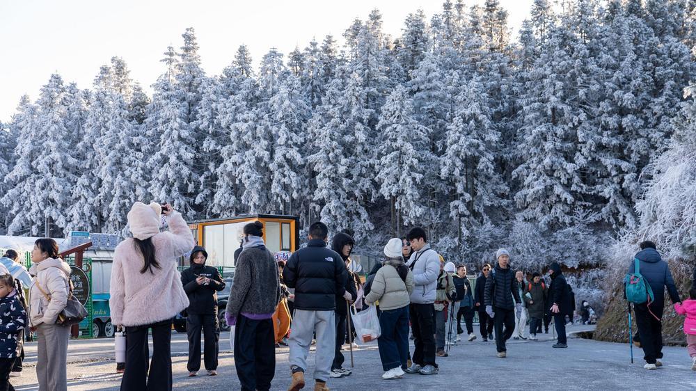 游客在明月山1420火车营地感受冬日快乐。