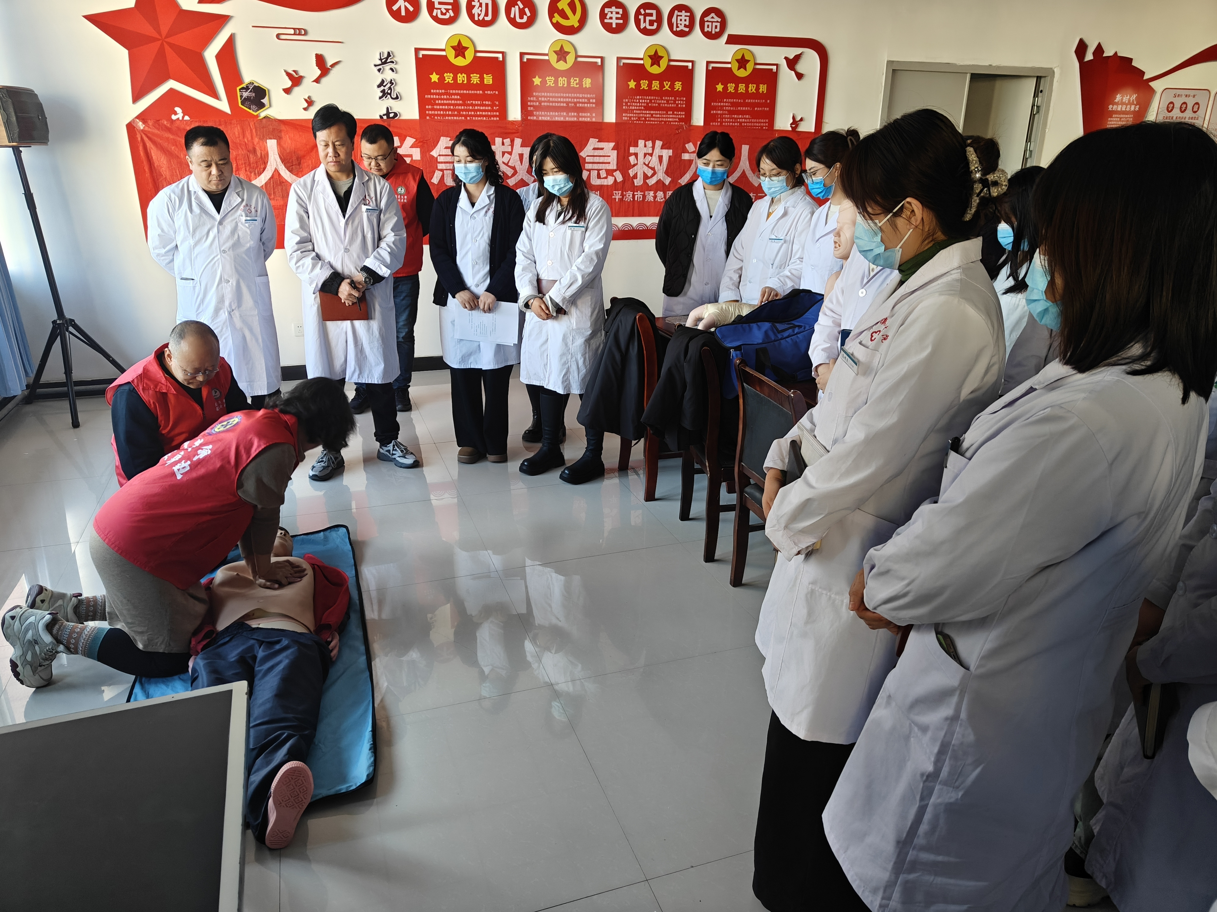 图2为专家团队现场演示胸外按压深度、频率、气道开放技巧(崆峒区融媒体中心供图).jpg