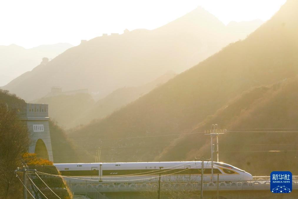2019年12月30日，中国首条智能高铁——京张高铁开通运营。这是一辆列车驶过居庸关长城。新华社记者 邢广利 摄