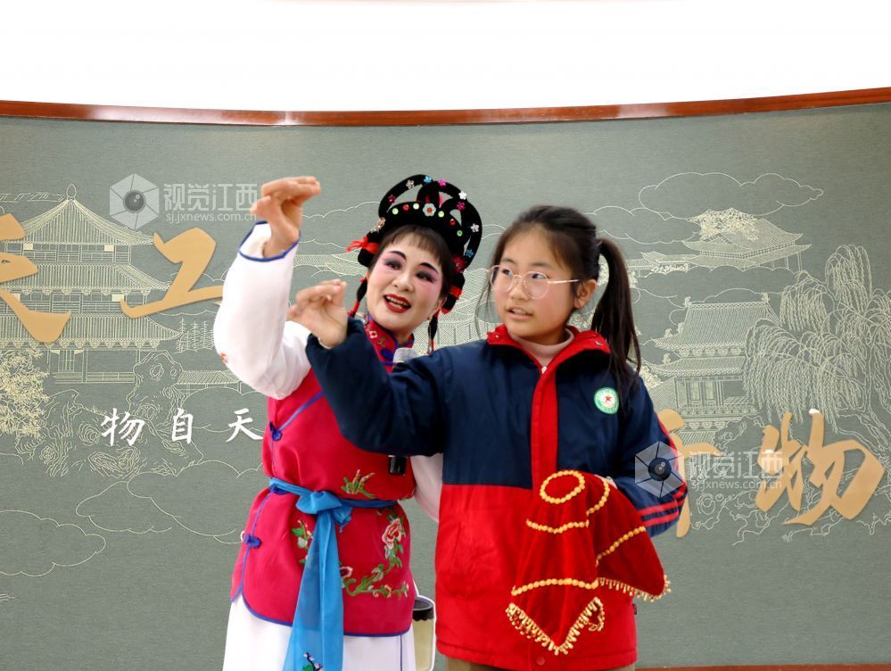 2025年12月31日，江西省分宜县文化馆组织非物质文化遗产项目传承人走进分宜县第二中心小学开展“非遗进校园 文共传承”活动，让学生们“零距离”体验采茶戏、竹编、剪纸、药香等非遗技艺，感受优秀传统文化的独特魅力。