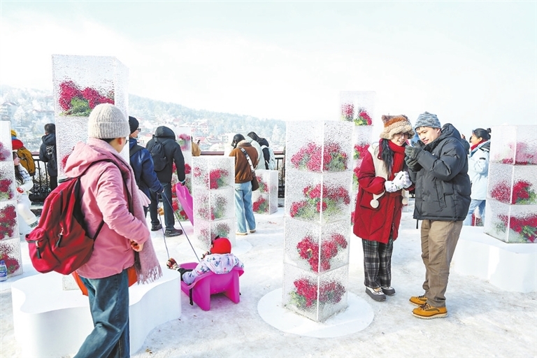 庐山同落雪，此生共白头。