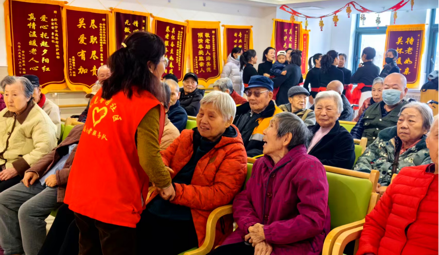 经开区元旦温情行动:银龄志愿团队走进养老院送暖意