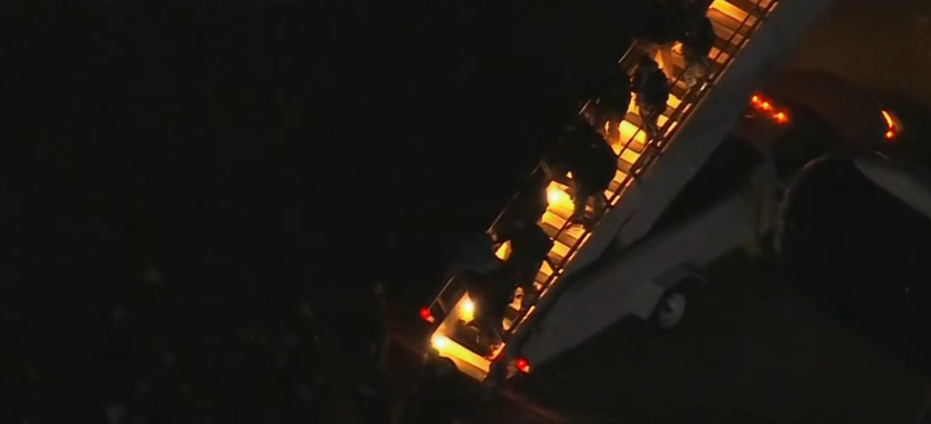 马杜罗抵达纽约,走下飞机舷梯画面曝光