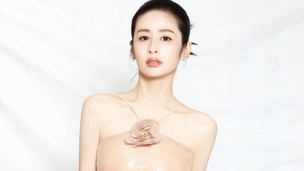 颖儿穿吊带裙身材性感 侧脸微笑气质优雅大方