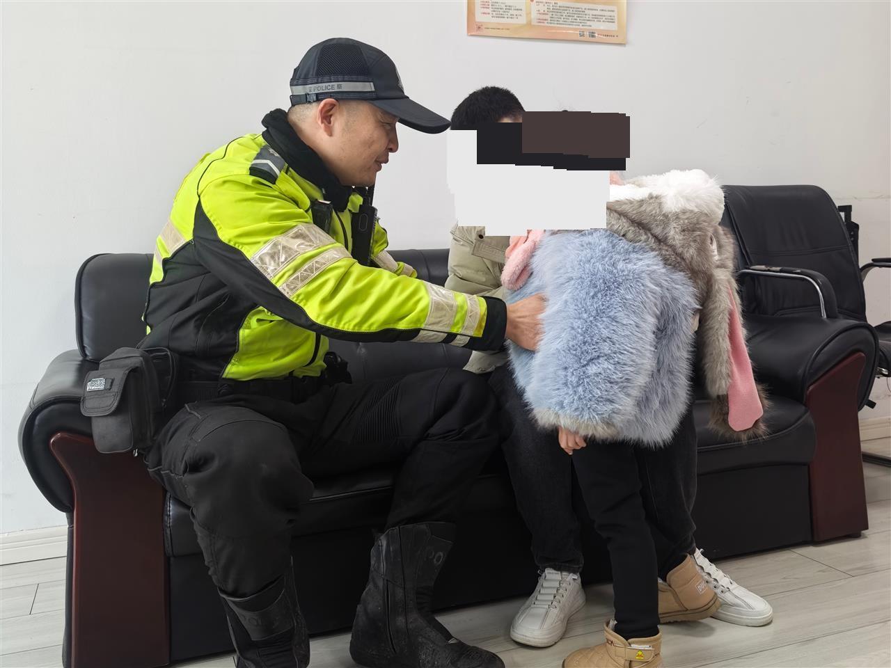 事后，李先生表示，因送医及时，经过住院治疗观察，目前孩子身体已无大碍，并对交警暖心救助一事心存感激，于是便有了开头那一幕。