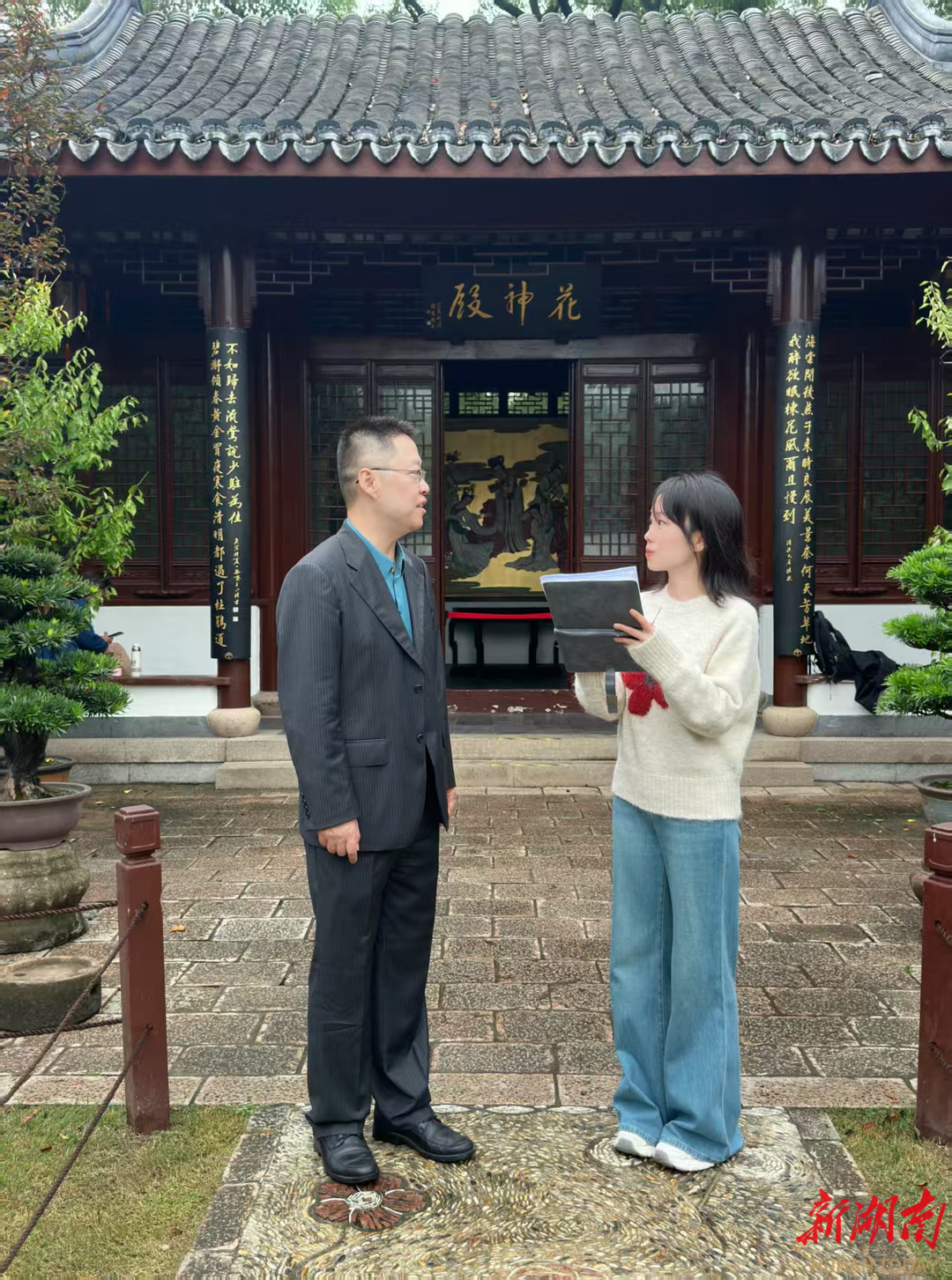 方笑一（左）接受湖南日报全媒体记者采访。