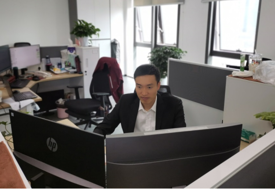 图：谢松宸在办理理赔业务