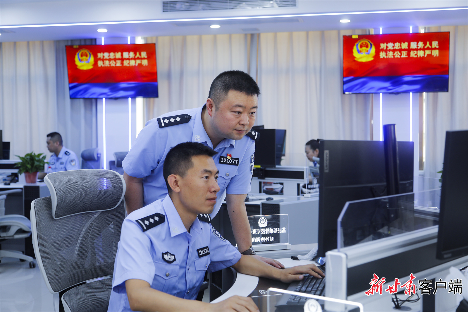 王雪龙（后）在工作中