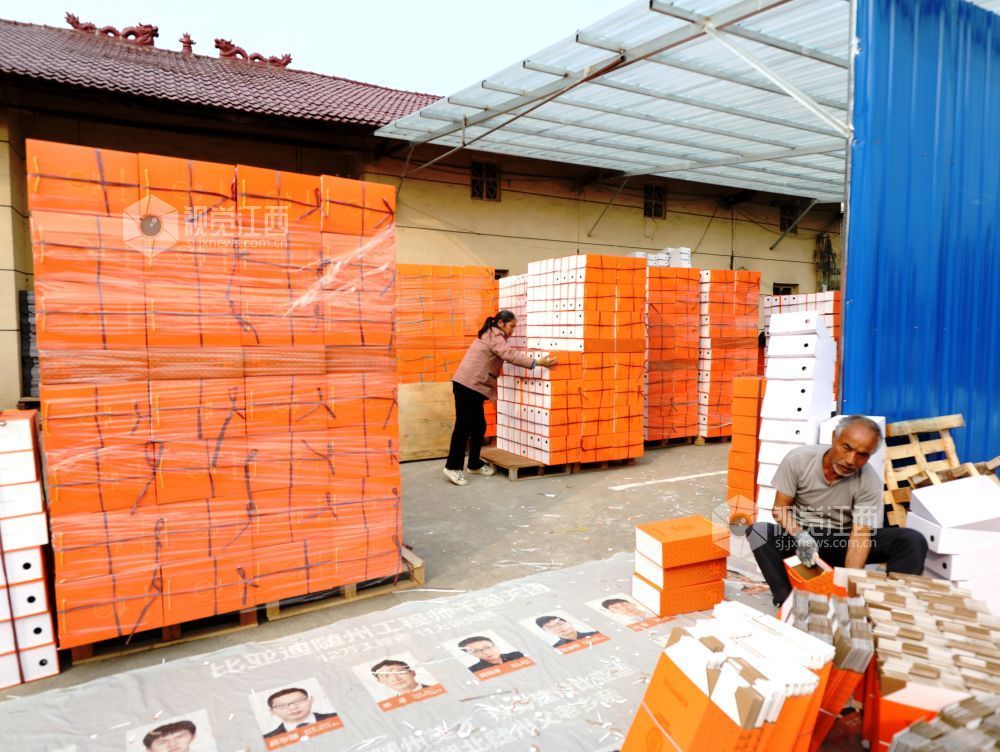 2025年12月31日，村民在家门口制作鞋子包装盒，一片忙碌景象。随着制鞋行业订单的不断增加，江西省分宜县分宜镇介桥村一家制鞋企业组织当地村民开足马力，有序折叠、粘贴纸盒，全力保障鞋子包装盒的供应，让村民在家门口就业增收。