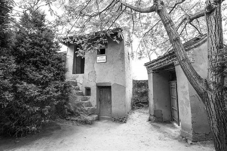 红二十五军临时指挥部旧址，又称红军楼。位于泾川县王村镇掌曲村。