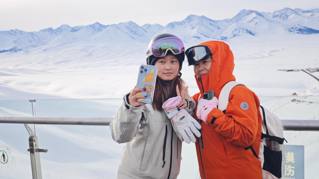 12月24日，游客在那拉提景区内的天界台栈道上合影留念。新华社记者 王泽宇 摄