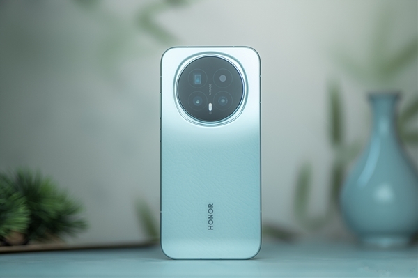 荣耀Magic8 RSR保时捷设计外观偷跑：造型神似保时捷超跑