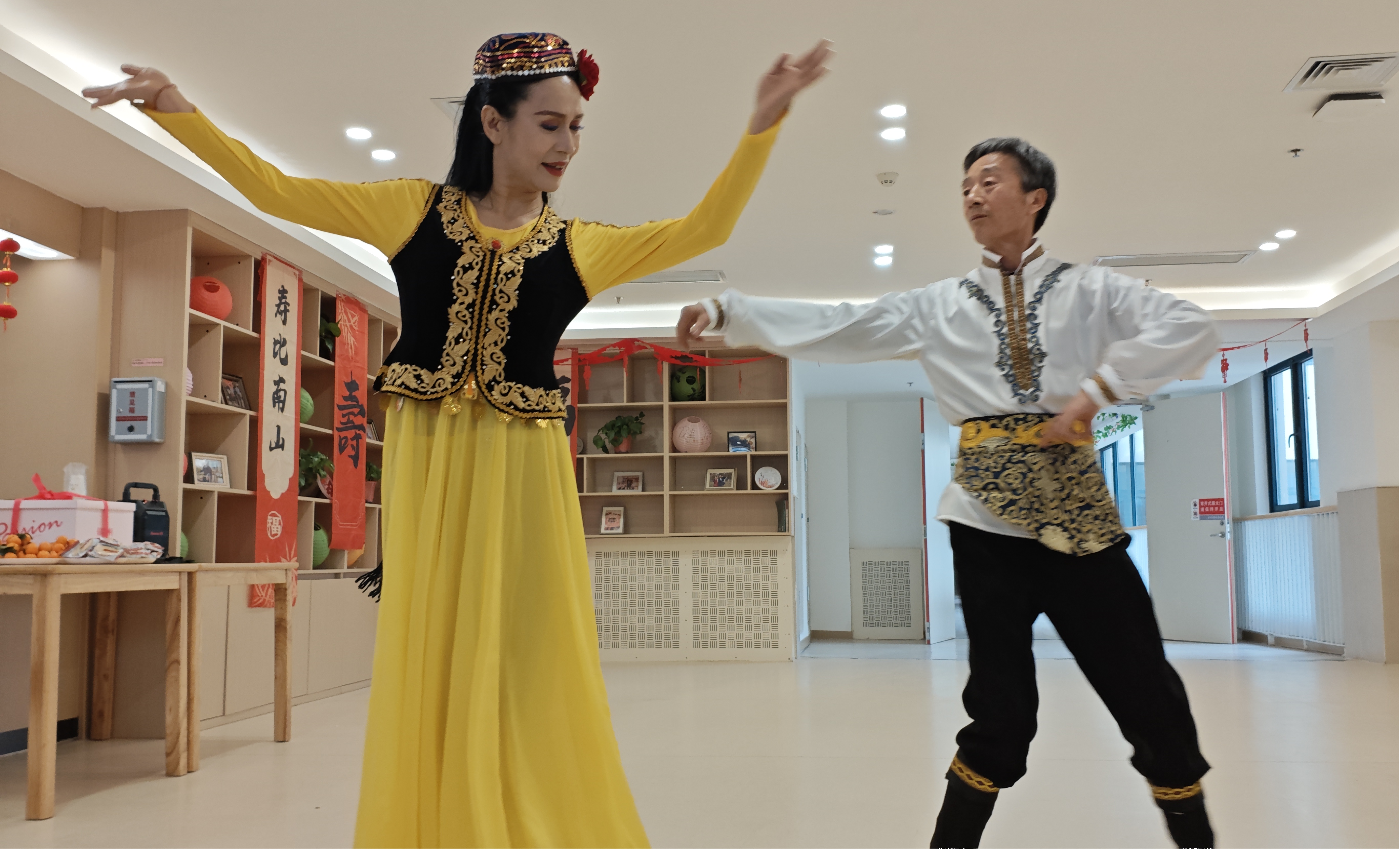 经开区元旦温情行动:银龄志愿团队走进养老院送暖意