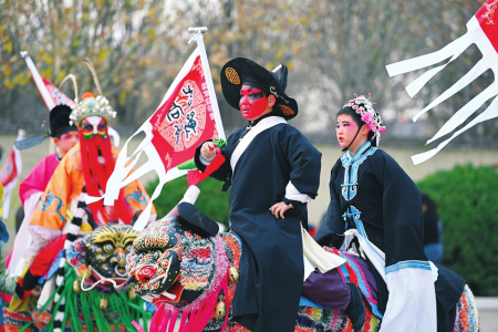 “青春版”小走兽演员在户外认真排练，为即将开始的演出做精心准备。