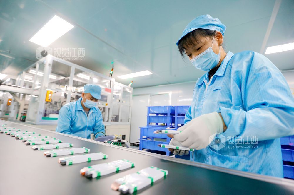 2026年1月4日，在江西省吉安市峡江县工业园区一家企业车间内，工人在生产新能源电池。