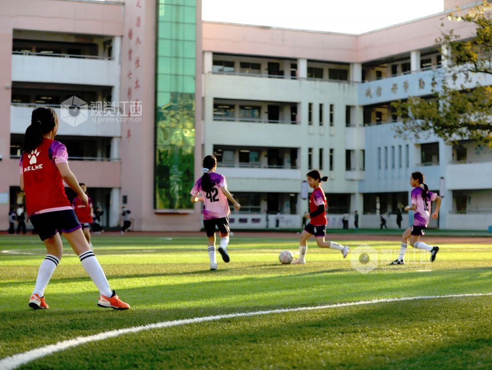 江西分宜：女子足球训练忙（图）