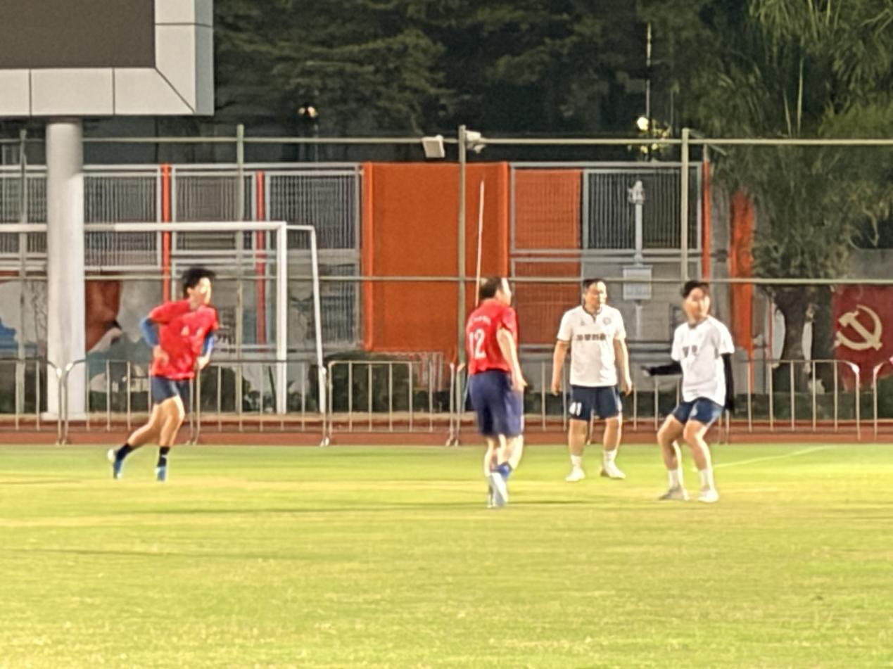 绿茵迎新展活力，政企同心启新章 ——西乡街道举办足球友谊赛喜迎元旦