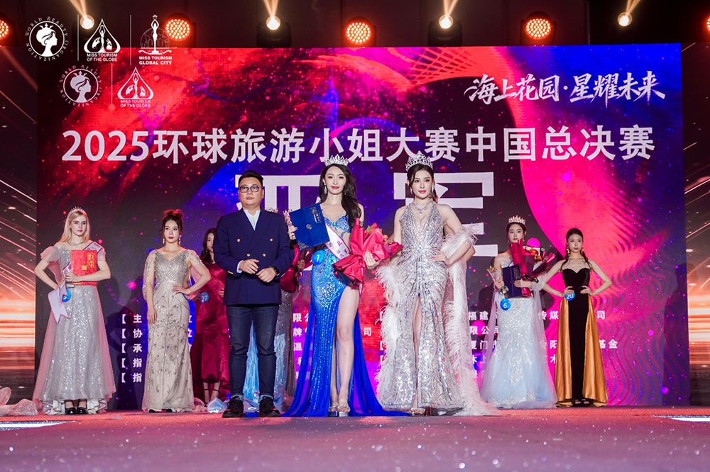 图：2025环球国际小姐中国总冠军朱琳（右一）为获得亚军的候君宜颁奖