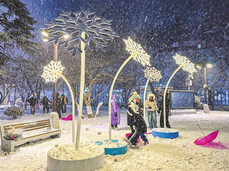 游客们在欢快地打雪仗。