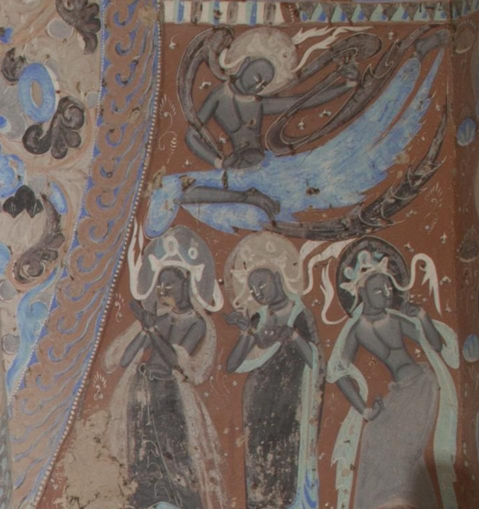 莫高窟第249窟主室西壁中央的佛龛上方飞天的细节