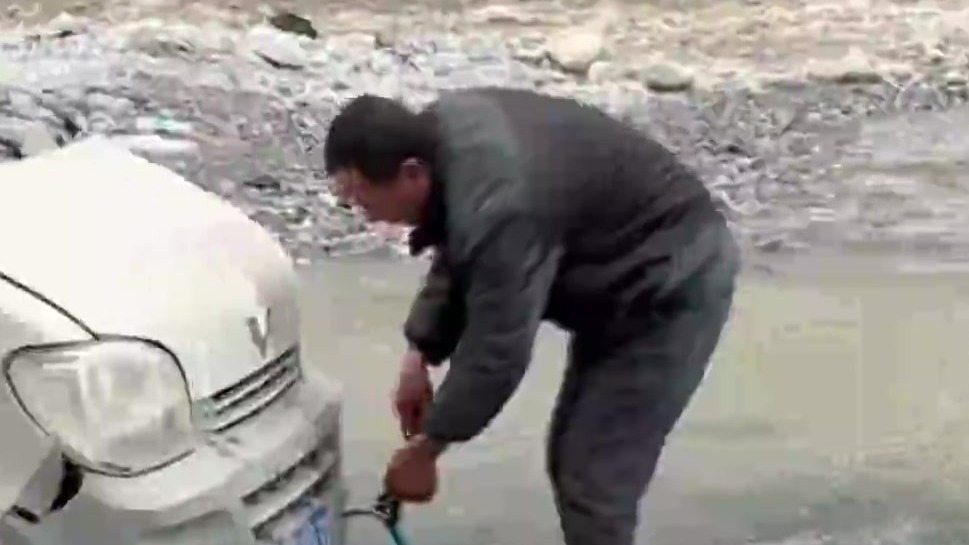 面包车陷河滩数小时司机光脚刨石头　路过男子伸援手