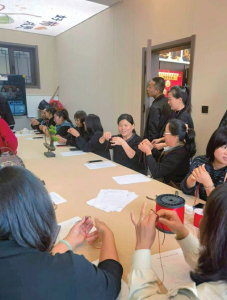 在临水“文旅共富工坊”手作店里,村民们正在编织绳结饰件,传统手艺如今已有效带动群众在家门口增收。韩耀庆摄