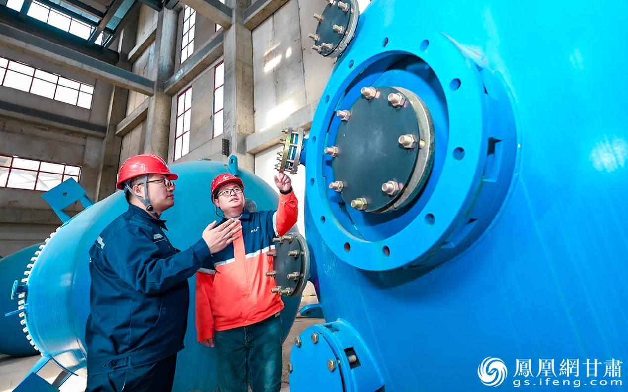 兰州新区专精特新化工产业孵化基地工作人员秦海鹏(右)走进甘肃抹香鲸化学有限公司,提供设备安装专属服务。李德宇 摄