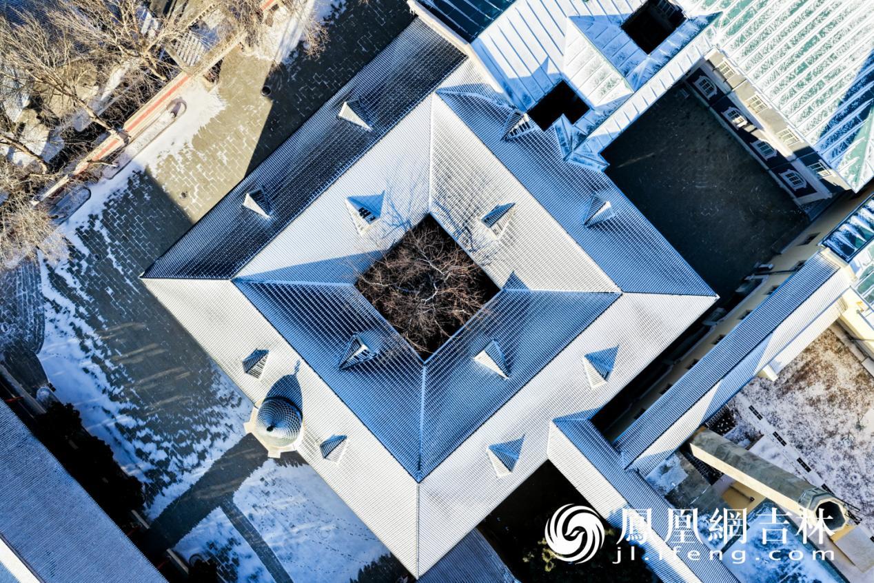 初雪映照下的长春伪满皇宫。