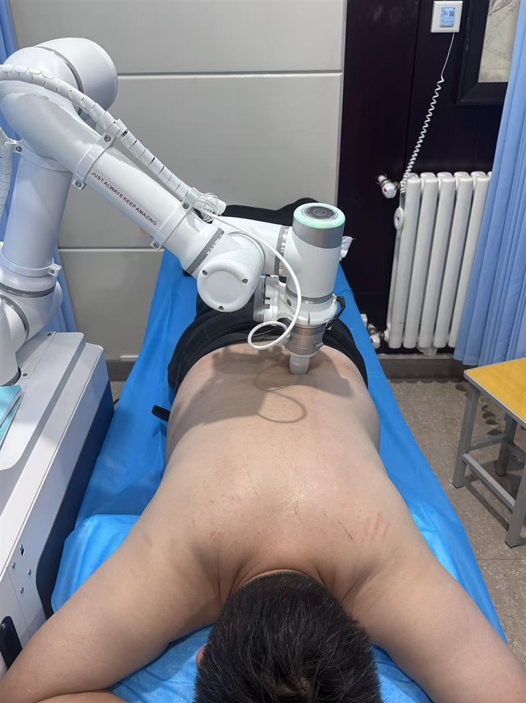 中医精准按摩机器人正在为患者治疗。记者 马愿 摄