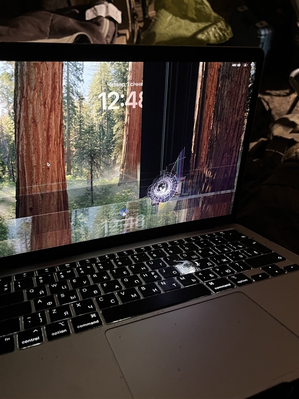 苹果救我一命!乌克兰士兵随身MacBook Air遭炮弹碎片击中还能正常运行