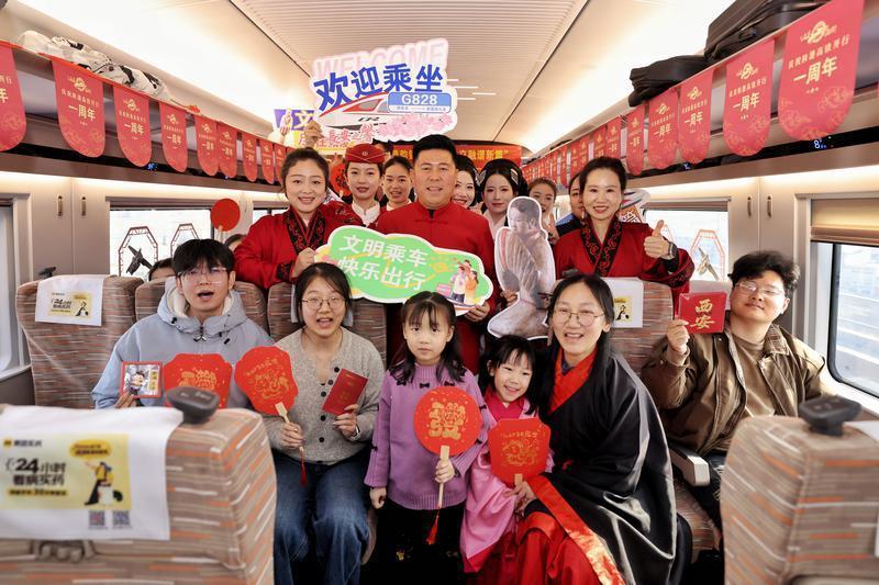 车厢内举行欢庆活动 通讯员 刘松霖摄