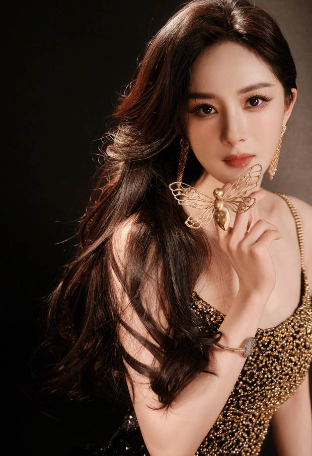 杨幂的眼神灵动，十分撩人。