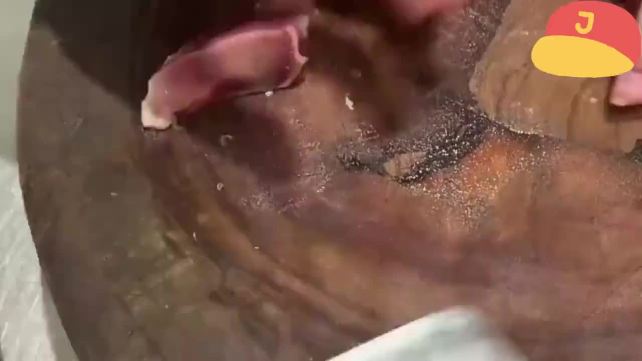 这就是饭店大厨吗？这么小的一块儿肉切出来这么大，难怪我吃不饱