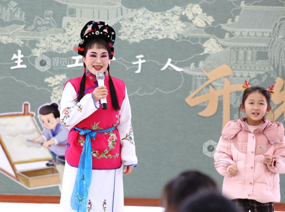 2025年12月31日，江西省分宜县文化馆组织非物质文化遗产项目传承人走进分宜县第二中心小学开展“非遗进校园 文共传承”活动，让学生们“零距离”体验采茶戏、竹编、剪纸、药香等非遗技艺，感受优秀传统文化的独特魅力。