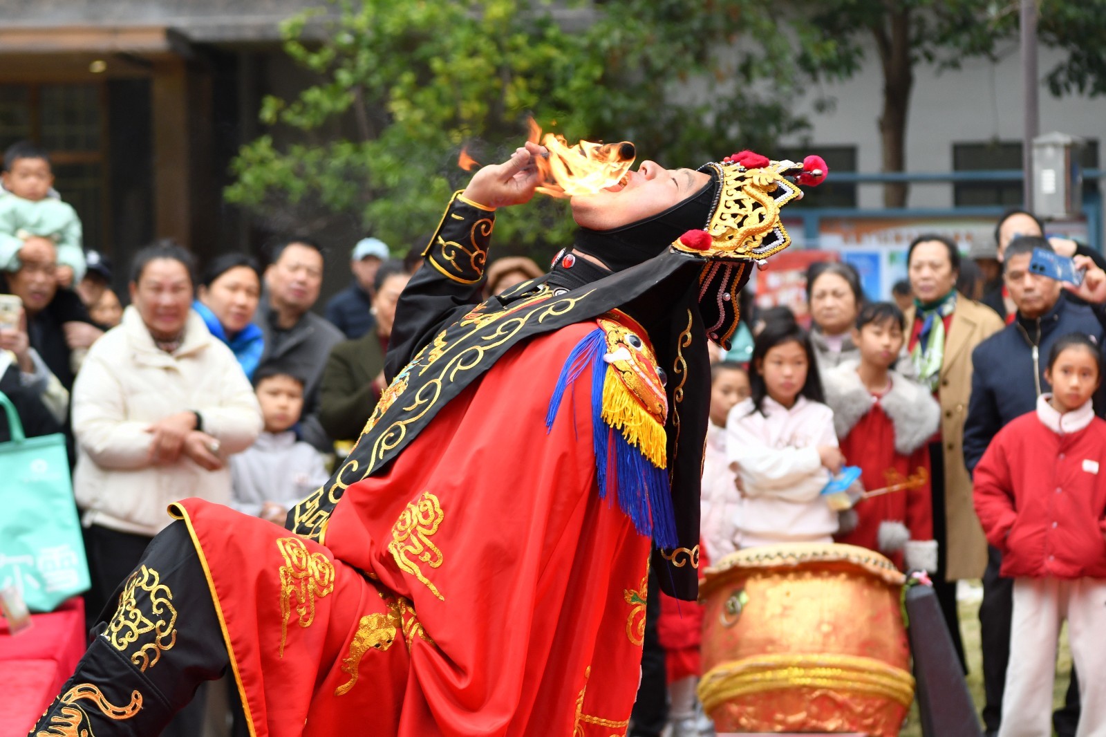 喷火吞火绝技引得阵阵喝彩。