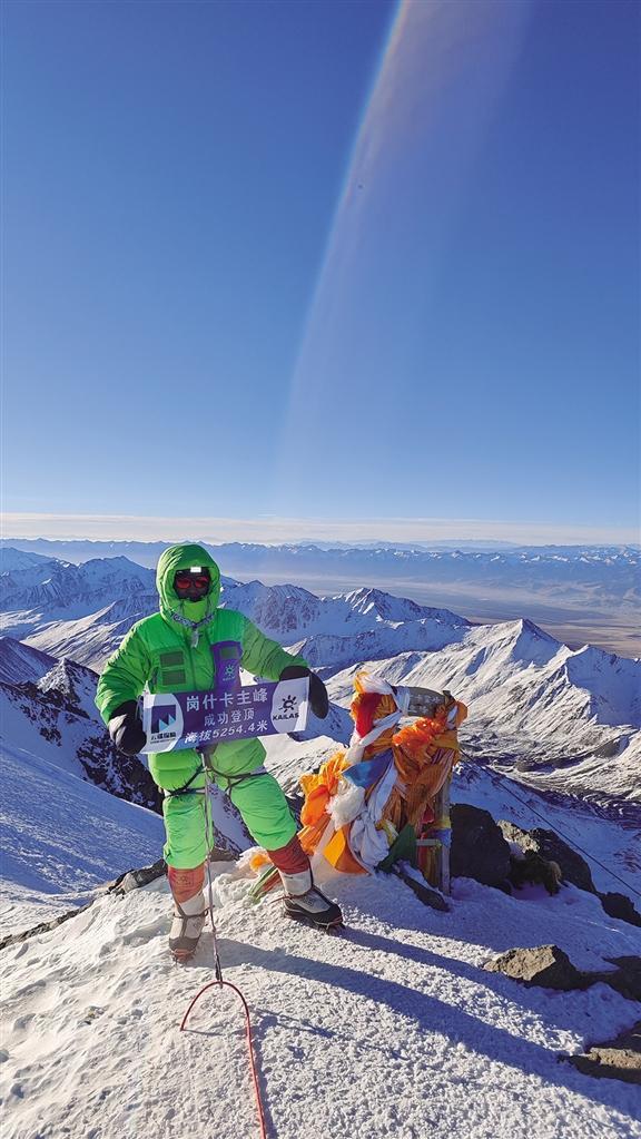 张超登上青海门源岗什卡主峰