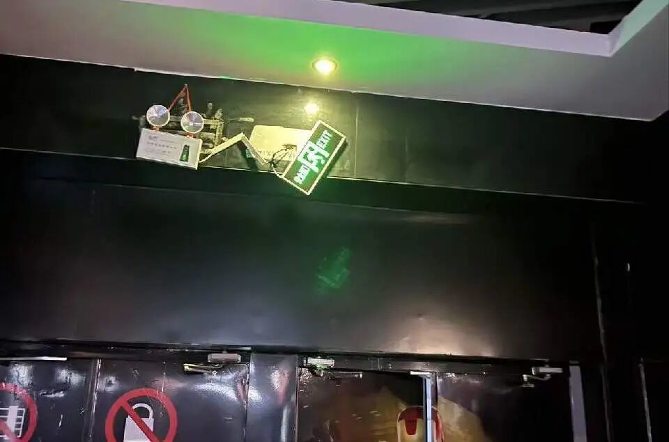 ▲安全出口指示标志脱落