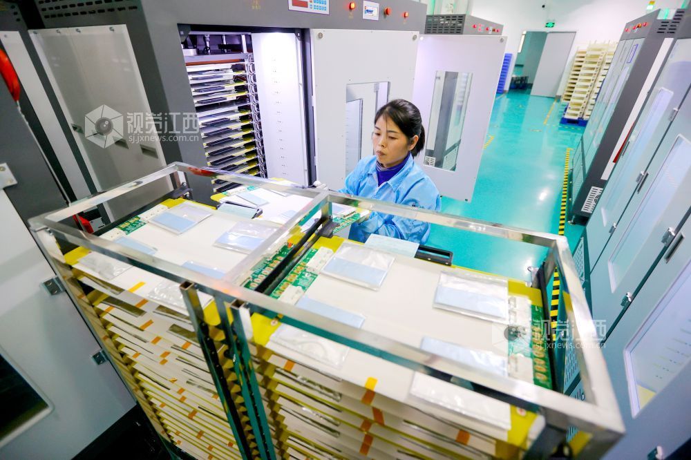 2026年1月4日，在江西省吉安市峡江县工业园区一家企业车间内，工人在生产新能源电池。