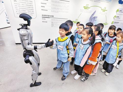 近日，在廊坊市人工智能科普馆，小朋友与机器人互动交流。 本报记者 刘杰摄