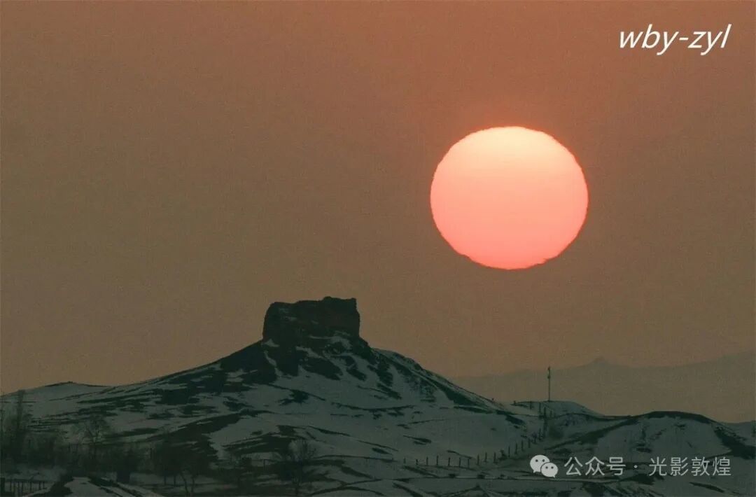 2026年1月2日，敦煌阳关壮美落日景象。